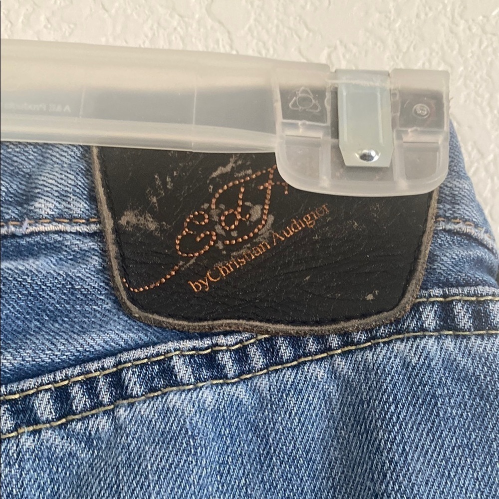 Relaxed Blue Jeans with Cropped Length and Distressed Details - Picture 5 of 10
